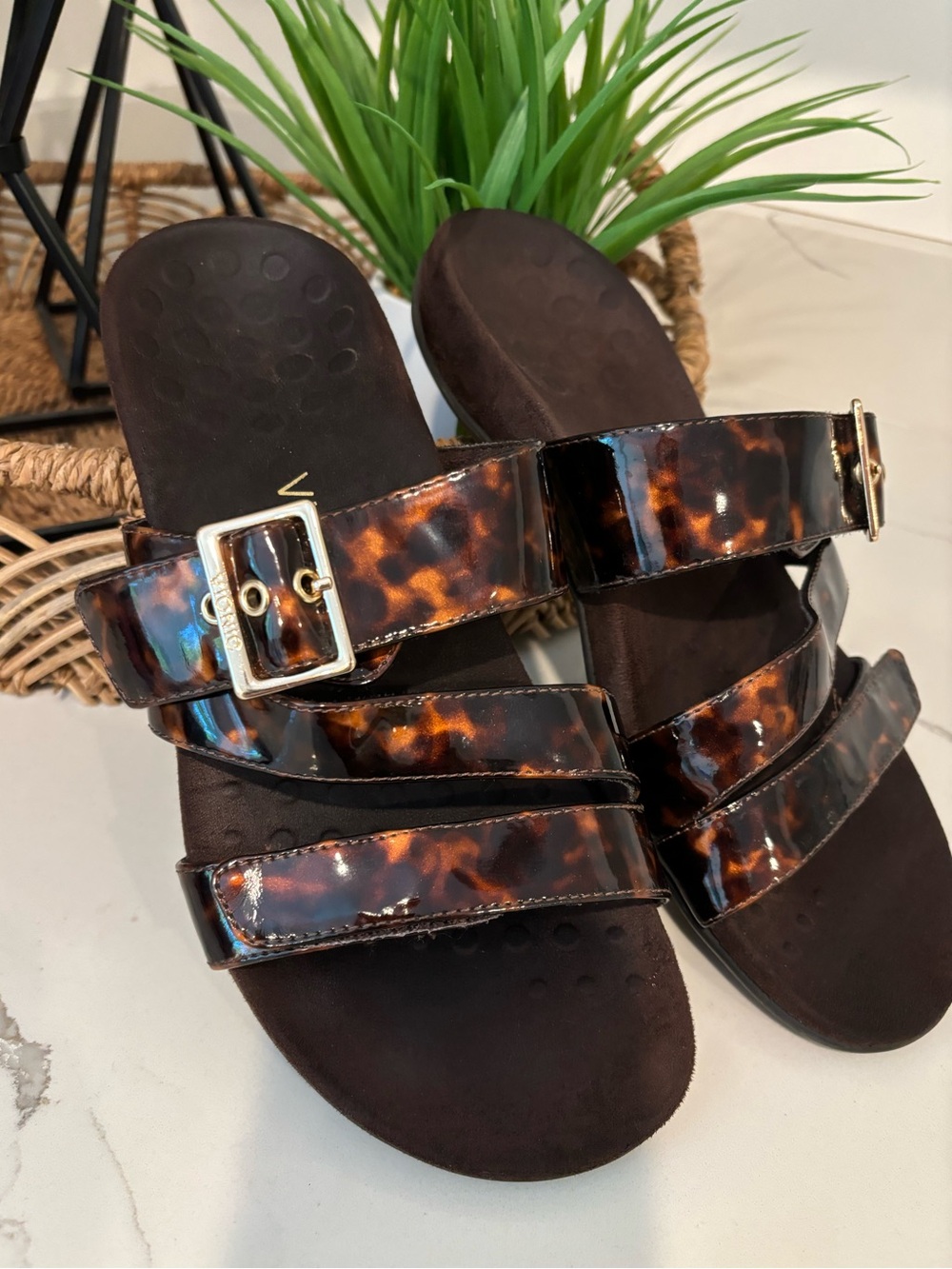 Vionic Skylar Tortoiseshell Patent Slide Sandals Brown Womens 9 Support Orthotic - Picture 2 of 15
